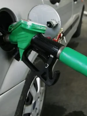 como-sabe-el-surtidor-de-gasolina-que-el-deposito-ya-esta-lleno-620x413